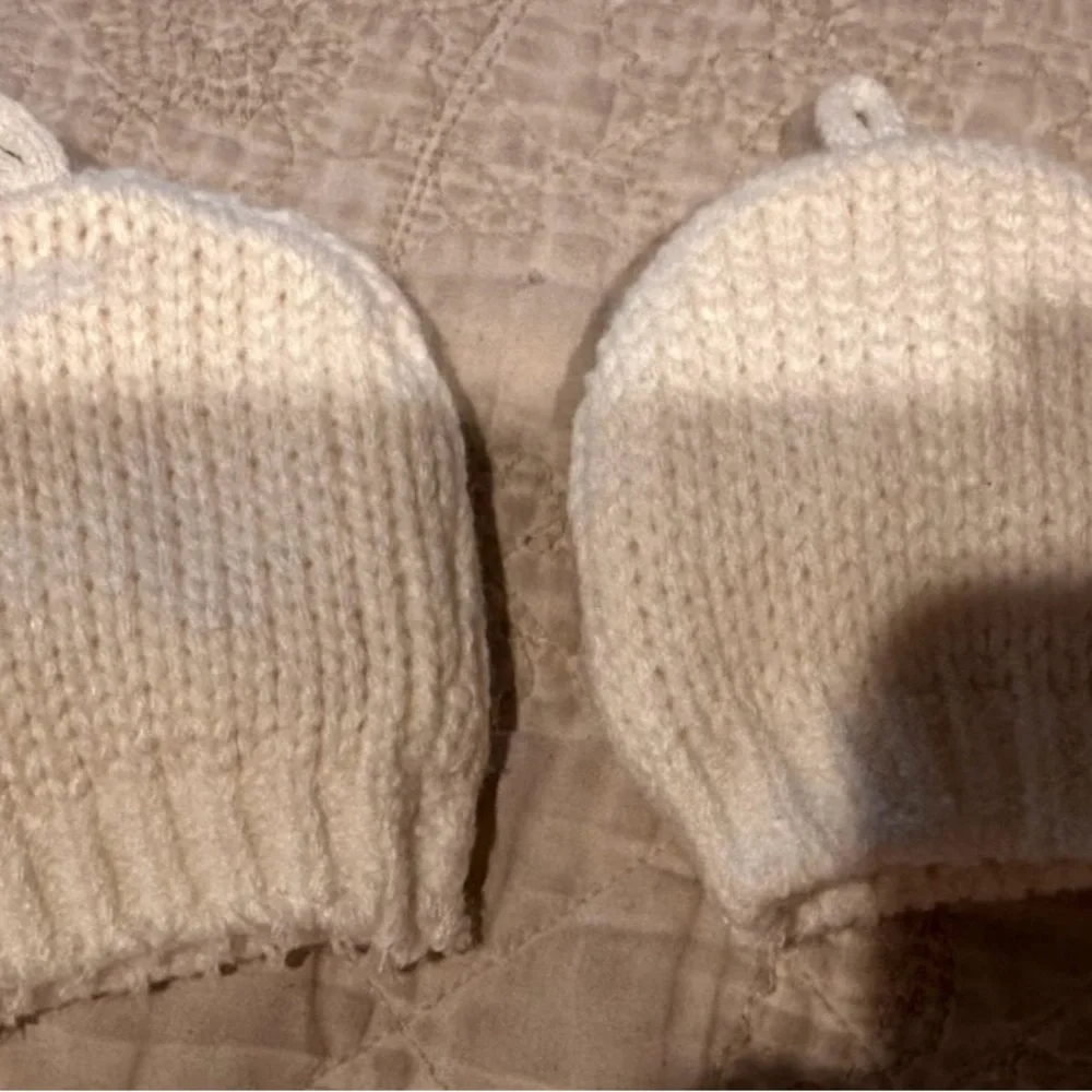 Cozy Knit Cream mittens- Child- one size- like new!